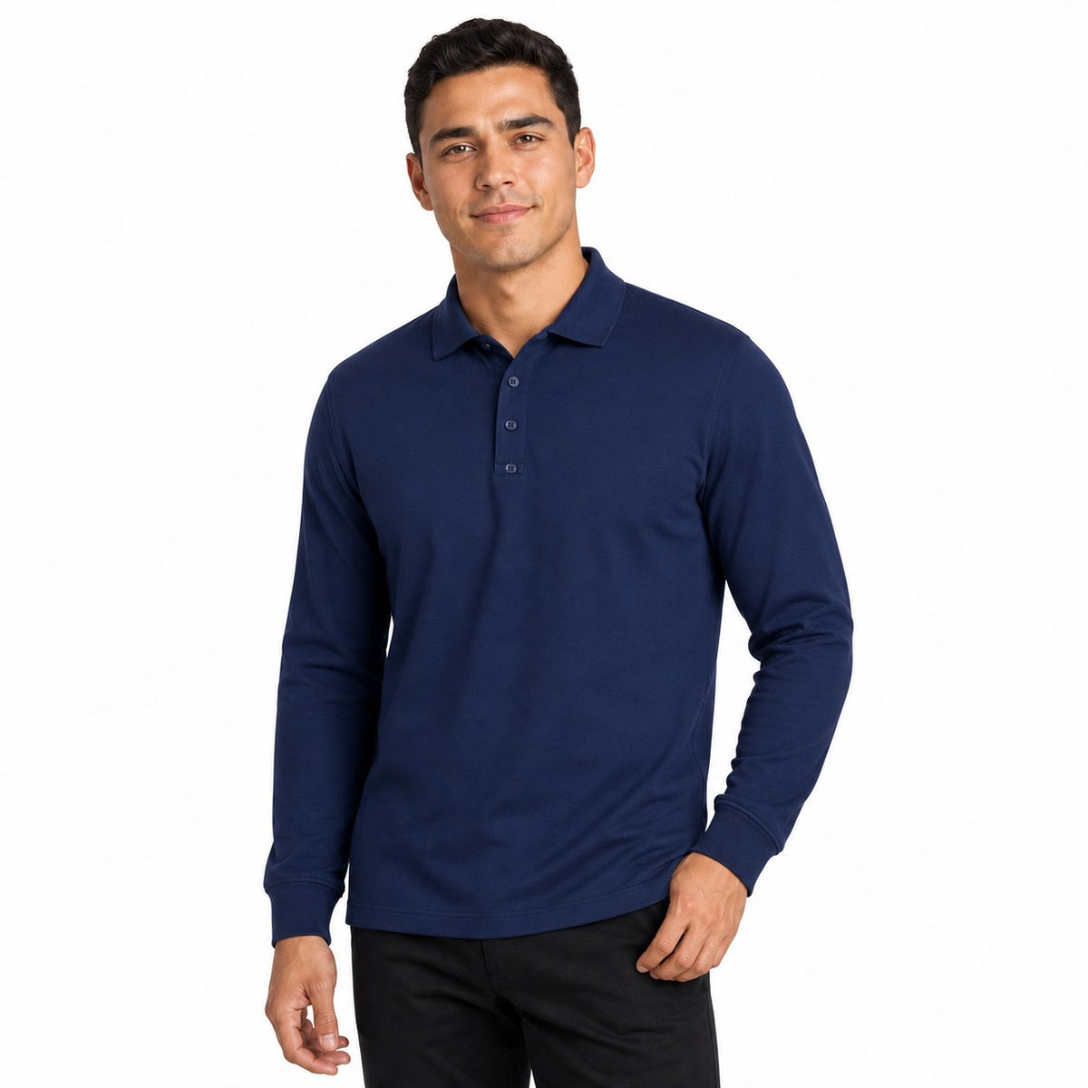 Hombre vistiendo playera polo Excello de manga larga en color azul marino con botones frontales