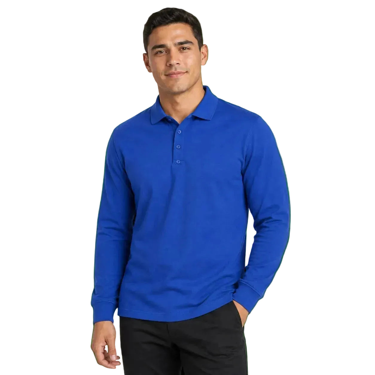 Modelo masculino vistiendo playera polo Excello de manga larga en color azul brillante con cuello y botones