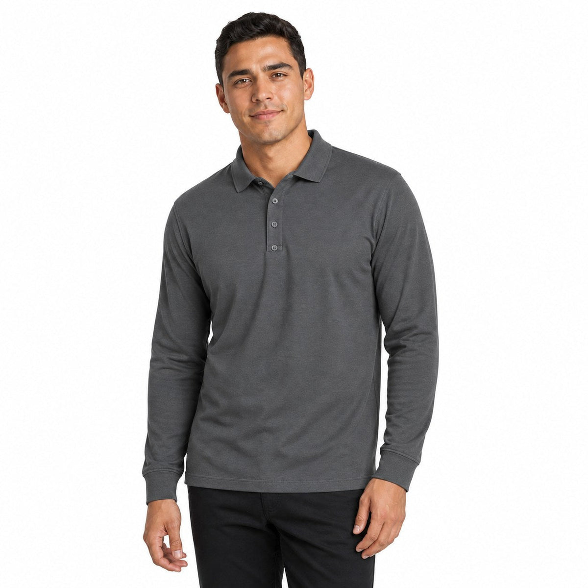 Modelo masculino vistiendo playera polo Excello de manga larga en color gris oscuro con cuello clásico y botones