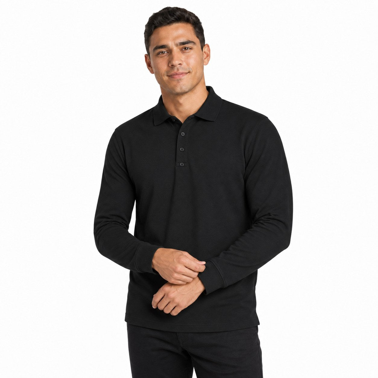 Hombre vistiendo playera tipo polo manga larga color negro de la marca Excello con botones frontales