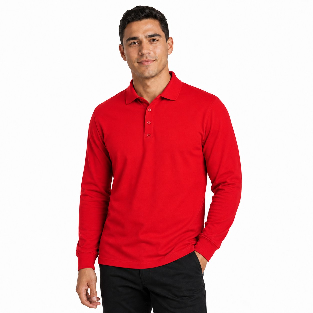Hombre vistiendo playera polo Excello de manga larga en color rojo brillante con cuello clásico y botones